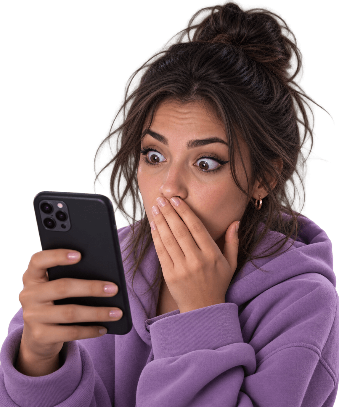 Persona sorprendida mirando su teléfono